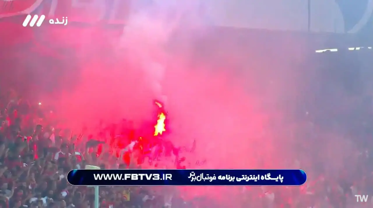 آتش‌بازی تماشاگران پرسپولیس روی سکوهای آزادی