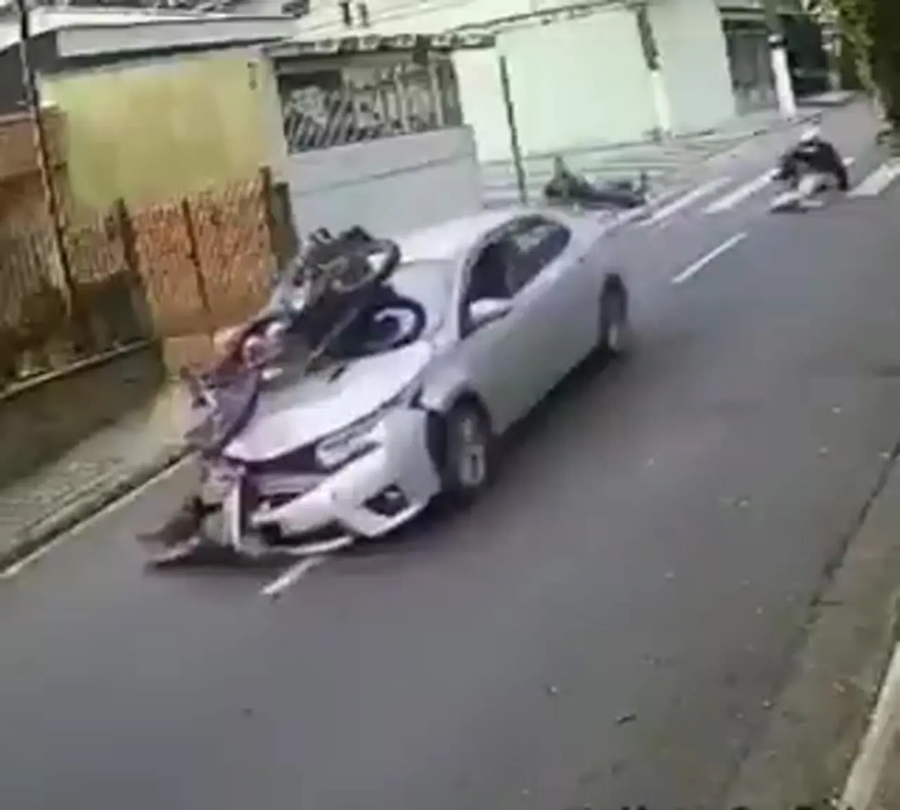汽车司机疯狂报复摩托车贼
