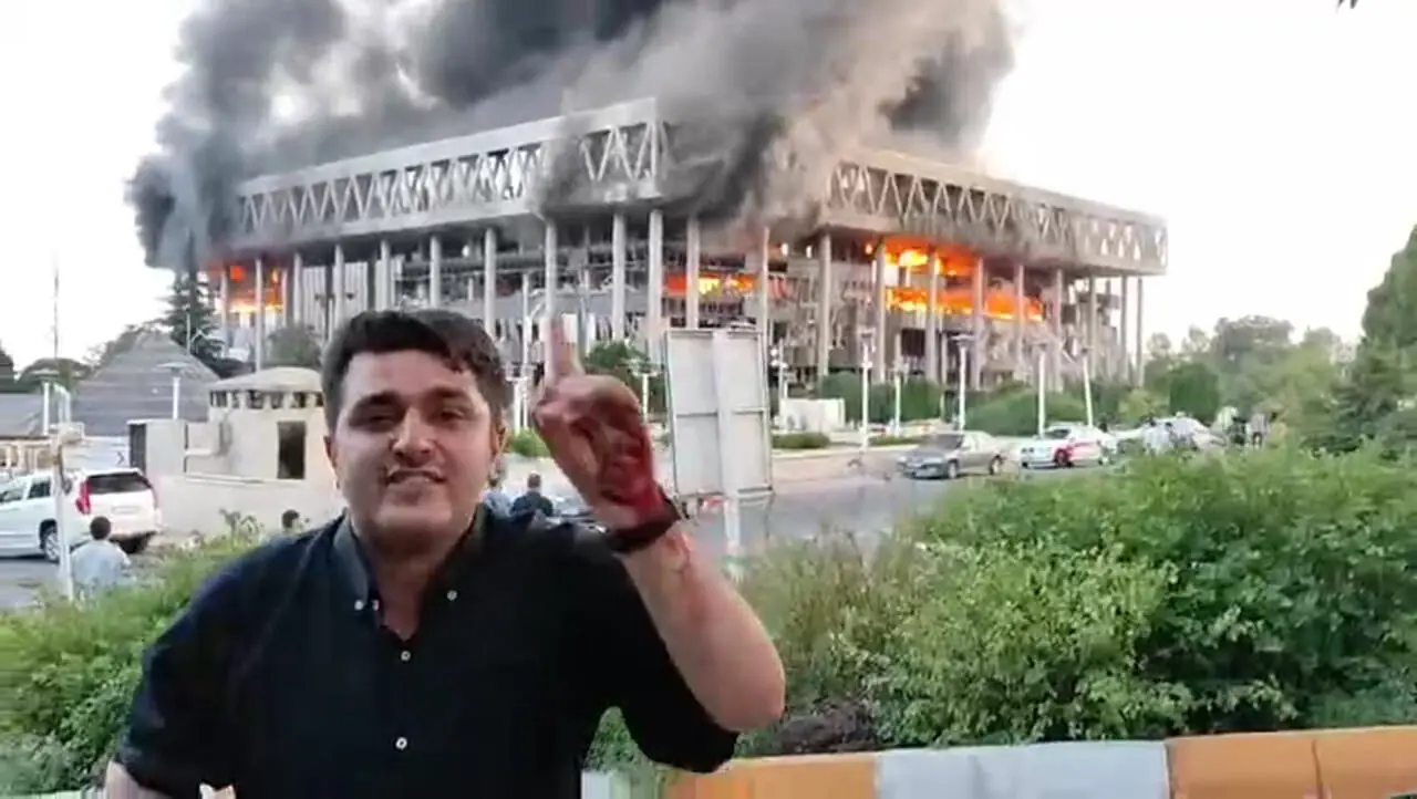   رجزخوانی خبرنگار صداوسیما از کنار ساختمان شیشه‌ای 