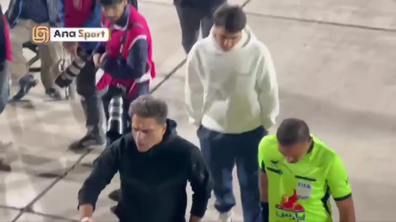 فریاد سرمربی حریف پرسپولیس بر سر داور: به خدا واگذارت میکنم