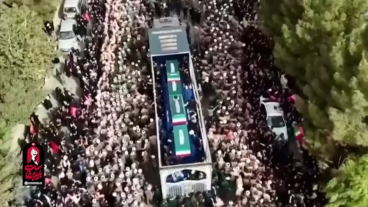 لحظه ورود خودروی حامل پیکر رهبر شهید به مسیر تشییع