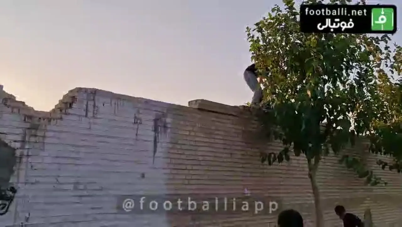 هوادار نوجوان استقلال بالای دیوار ورزشگاه گیر افتاد!