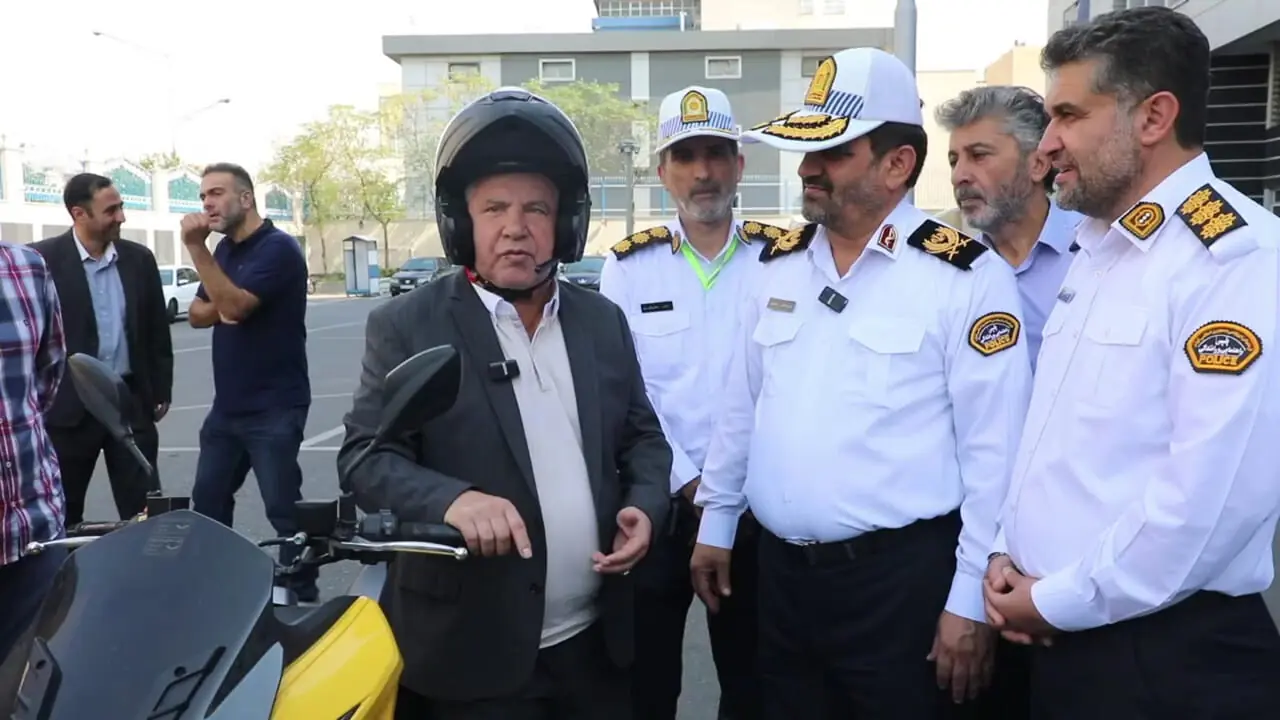 علی پروین با ظاهری متفاوت در میان پلیس‌ها