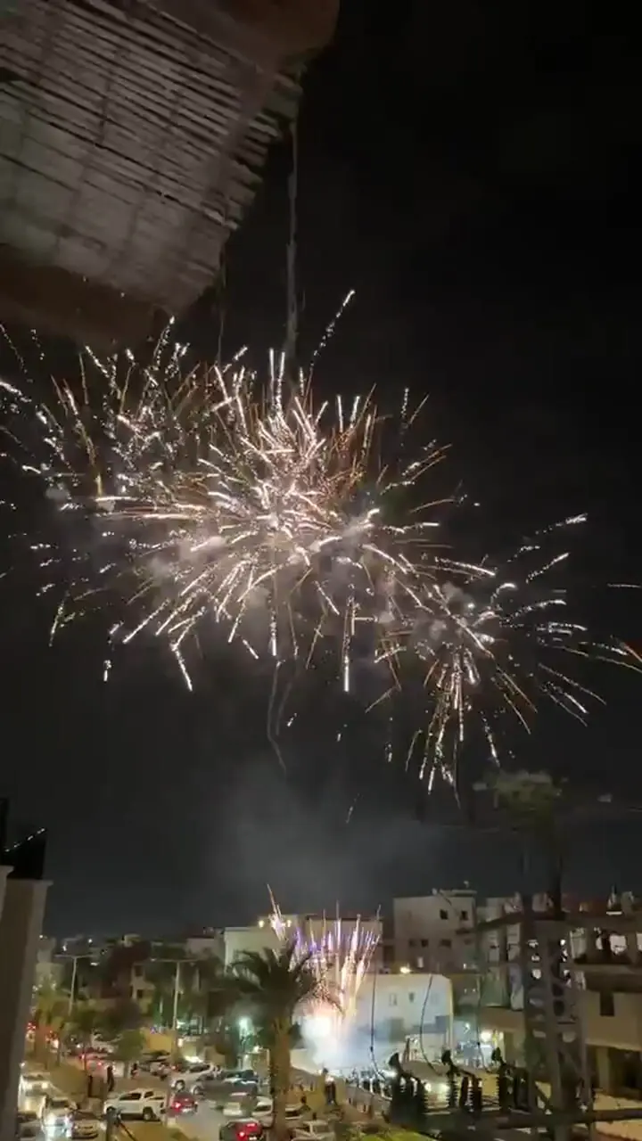 جشن و آتش‌بازی فلسطینی‌ها پس از اعلام نتایج اولیه انتخابات